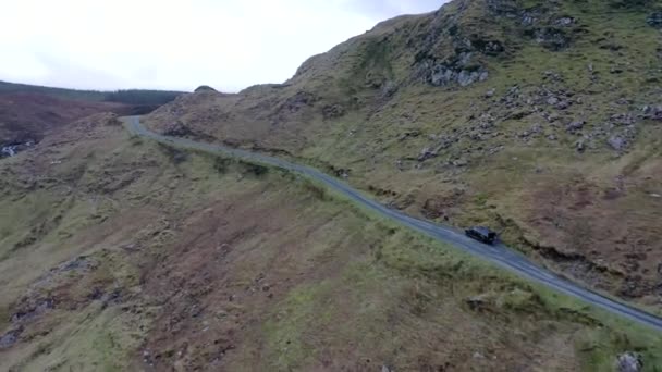 Вид с воздуха на перевал Граннис находится недалеко от перевала Гленгеш в Кантри Донегал, Ирландия — стоковое видео