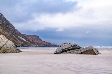 İrlanda 'da Ardara County Donegal yakınlarındaki Maghera plajında büyük bir kaya..
