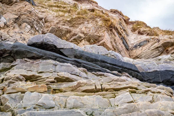 Camadas de xisto encontradas nas rochas da praia de Maghera perto de Ardara County Donegal, na Irlanda . — Fotografia de Stock