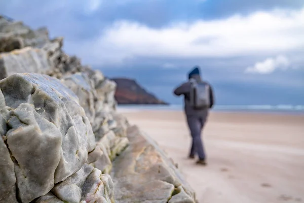 Rocha enorme na praia de Maghera perto de Ardara County Donegal, na Irlanda . — Fotografia de Stock