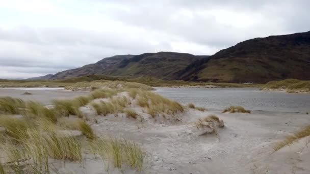 Wydmy i plaża w Maghera Beach w pobliżu Ardara, County Donegal - Irlandia. — Wideo stockowe