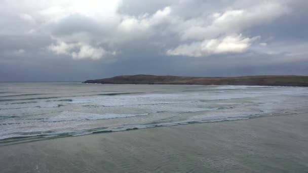 Vista aérea das dunas e praia em Maghera Beach, perto de Ardara, Condado de Donegal - Irlanda . — Vídeo de Stock