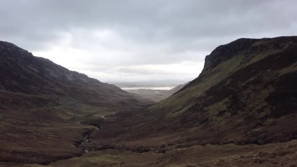 Перевал Граннис недалеко от Гленгеша в графстве Донегал, Ирландия. — стоковое видео