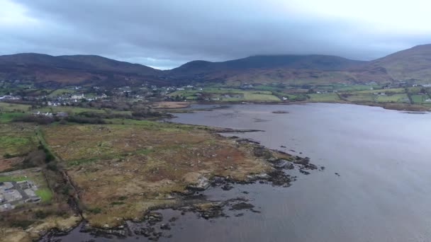 Ardara 'nın Donegal İlçesi' ndeki hava görüntüsü - İrlanda — Stok video