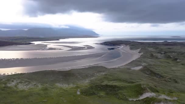 El paisaje de la bahía de Sheskinmore junto a la Reserva Natural entre Ardara y Portnoo en Donegal - Irlanda — Vídeos de Stock
