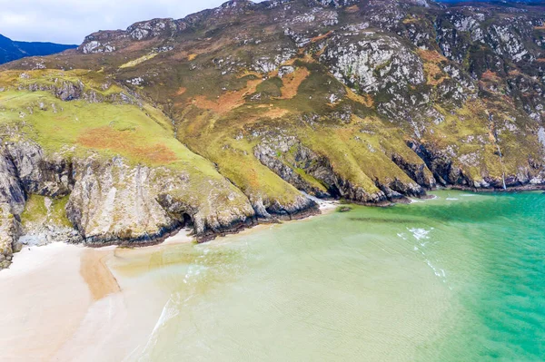 Veduta aerea della spiaggia e delle grotte di Maghera Beach vicino Ardara, Contea di Donegal - Irlanda — Foto Stock