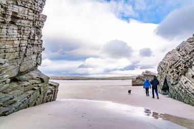 Ardara yakınlarındaki Maghera Sahili 'ndeki sahil ve mağaralar, Donegal Bölgesi - İrlanda.