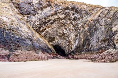 Ardara yakınlarındaki Maghera Sahili 'ndeki sahil ve mağaralar, Donegal Bölgesi - İrlanda.