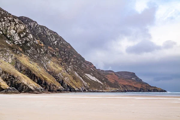 La playa y cuevas en Maghera Beach cerca de Ardara, Condado de Donegal - Irlanda . —  Fotos de Stock