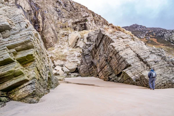 La playa y cuevas en Maghera Beach cerca de Ardara, Condado de Donegal - Irlanda . — Foto de Stock