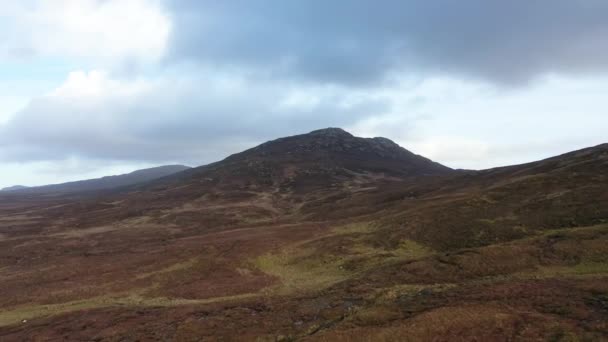 Πετώντας μέσα από τα γαλάζια βουνά προς το Carnoween στο Donegal - Ιρλανδία — Αρχείο Βίντεο