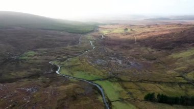 Donegal, İrlanda 'daki Owentocker Nehri' nin üstündeki mavi Estak dağlarında uçuyor.