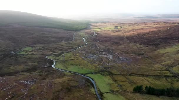 Volando a través de las montañas bluestack sobre el río Owentocker en Donegal - Irlanda — Vídeos de Stock