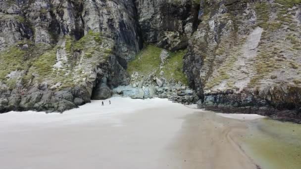 Widok z powietrza na wydmy i plażę w Maghera Beach w pobliżu Ardara, County Donegal - Irlandia. — Wideo stockowe