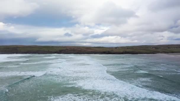 Vue aérienne des dunes et de la plage de Maghera Beach près d'Ardara, comté de Donegal - Irlande . — Video