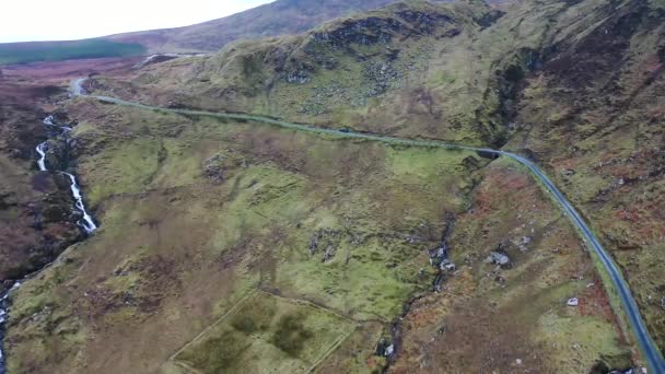 Вид с воздуха на перевал Граннис находится недалеко от перевала Гленгеш в Кантри Донегал, Ирландия — стоковое видео