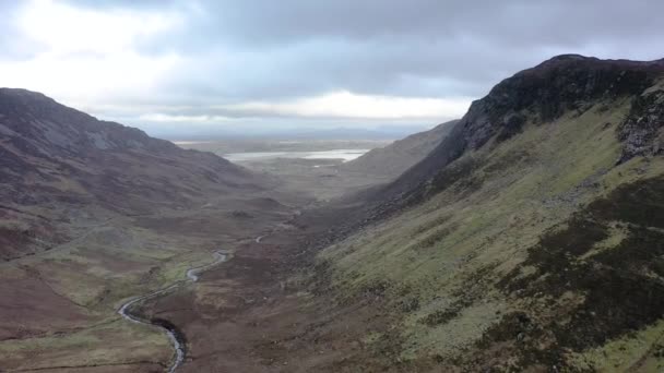 Перевал Граннис недалеко от Гленгеша в графстве Донегал, Ирландия. — стоковое видео