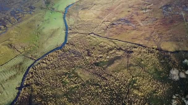 Volare attraverso le montagne bluestack sopra il fiume Owentocker nel Donegal - Irlanda — Video Stock