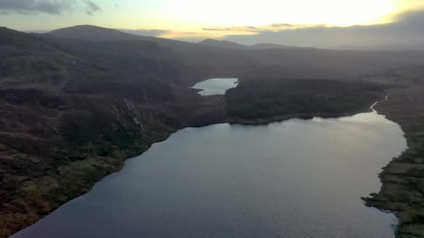 Volando por encima de Lough EA hacia Lough Maddy entre Ballybofey y Glenties en Donegal - Irlanda — Vídeos de Stock