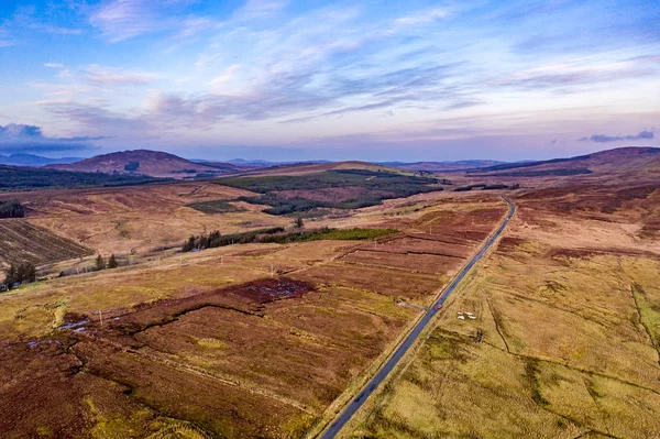 Vista aérea do R253 entre Ballybofey e Glenties em Donegal - Irlanda — Fotografia de Stock