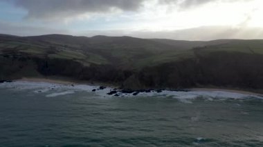 İrlanda 'nın Donegal ilçesindeki Kinnagoe Körfezi' nin hava manzarası.