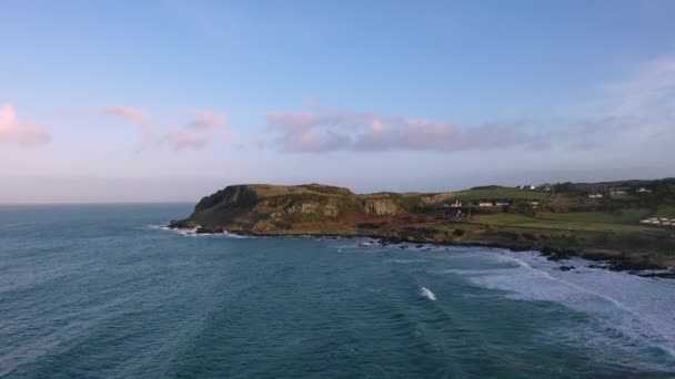 Donegal İrlanda 'daki Culdaff Sahili' nin havadan görünüşü — Stok video