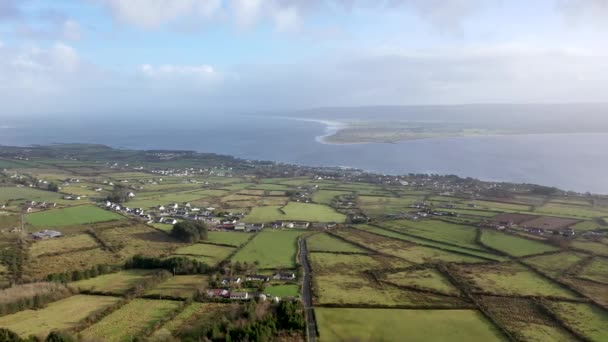 Вид с воздуха на Гринкастл, Лох-Фойл и Магиллиган-Пойнт в Северной Ирландии - графство Донегал, Ирландия — стоковое видео