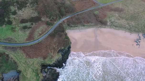 アイルランド、ドニゴール州のキンナゴエ湾の空中写真 — ストック動画
