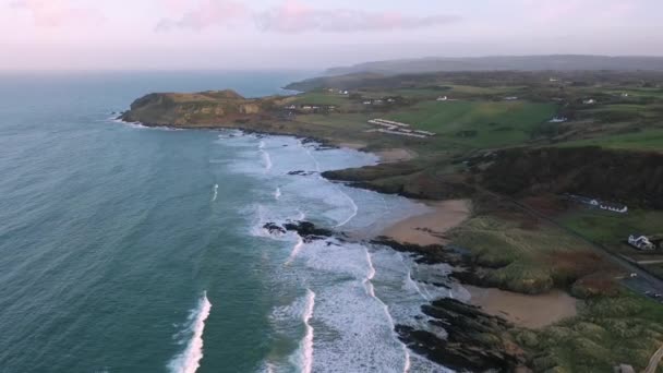 Vista aérea de Culdaff Beach en Donegal Irlanda — Vídeo de stock