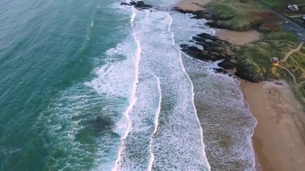 Вид с воздуха на пляж Калдафф в Донегале, Ирландия — стоковое видео