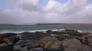 Fırtına sırasında Portnoo 'da okyanus dalgaları çarpmış Ciara, Donegal - İrlanda