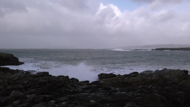 Botsende oceaangolven in Portnoo tijdens de storm Ciara in County Donegal - Ierland — Stockvideo