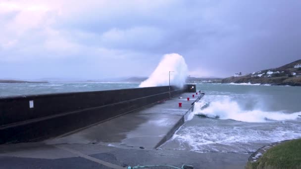 Caída de las olas del océano en Portnoo durante la tormenta Ciara en el Condado de Donegal - Irlanda — Vídeo de stock