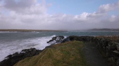 Fırtına sırasında Portnoo 'da okyanus dalgaları çarpmış Ciara, Donegal - İrlanda