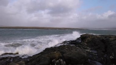 Fırtına sırasında Portnoo 'da okyanus dalgaları çarpmış Ciara, Donegal - İrlanda