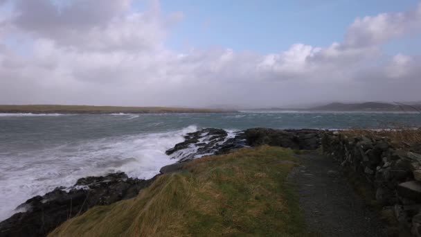 Onde oceaniche a Portnoo durante la tempesta Ciara nella contea di Donegal - Irlanda — Video Stock