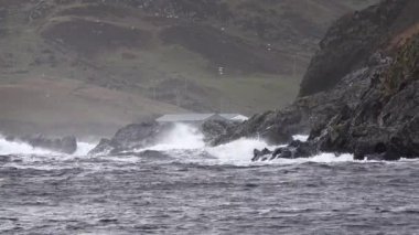 Ciara, County Donegal - İrlanda fırtınası sırasında Largy ve Kilcar 'da okyanus dalgaları çarpıştı.