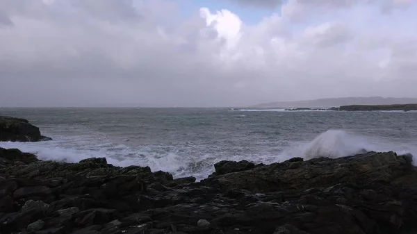 Összeomló óceáni hullámok Portnoo viharban Ciara megye Donegal (Írország) — Stock Fotó