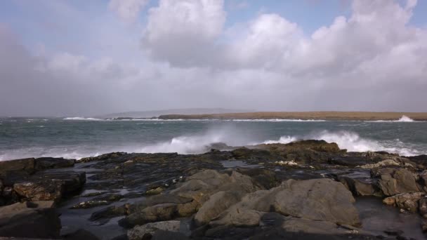 Onde oceaniche a Portnoo durante la tempesta Ciara nella contea di Donegal - Irlanda — Video Stock