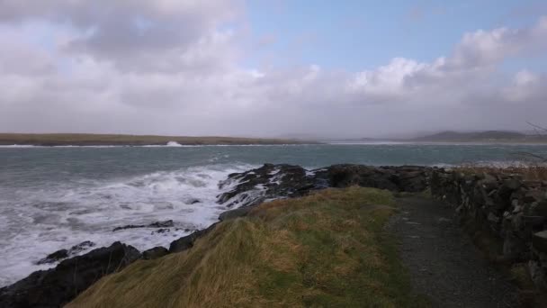 Crash ocean waves i Portnoo under stormen Ciara i grevskapet Donegal - Irland — Stockvideo