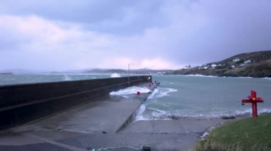 Fırtına sırasında Portnoo 'da okyanus dalgaları çarpmış Ciara, Donegal - İrlanda