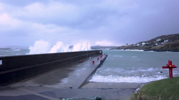 Összeomló óceáni hullámok Portnoo viharban Ciara megye Donegal (Írország) — Stock videók
