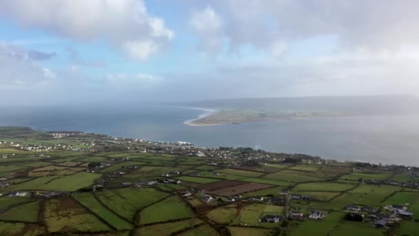 Widok z lotu ptaka na Greencastle, Lough Foyle i Magilligan Point w Irlandii Północnej - hrabstwo Donegal, Irlandia — Wideo stockowe