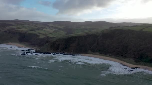 Vista aérea de la bahía de Kinnagoe en el Condado de Donegal, Irlanda — Vídeo de stock