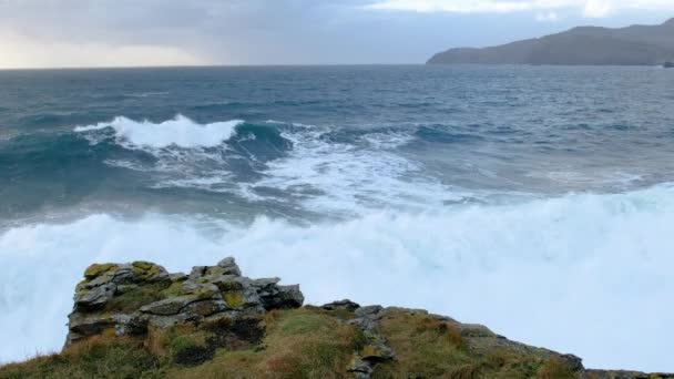 Riesige Wellen brechen an muckross head - eine kleine Halbinsel westlich von killybegs, county donegal, irland. Die Felsen der Klippen sind berühmt für ihr Klettern — Stockvideo
