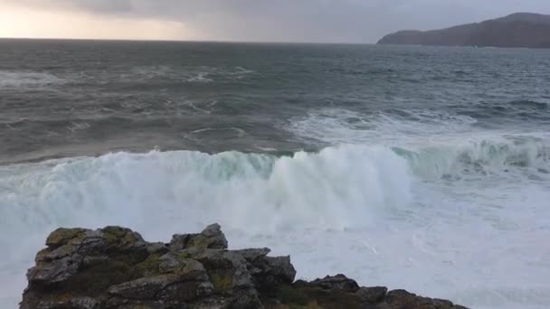 巨大的海浪在Muckross Head（英语：Muckross Head）-爱尔兰多内加尔县Killybegs以西的一个小半岛破裂。 这些悬崖以攀岩而闻名 — 图库视频影像