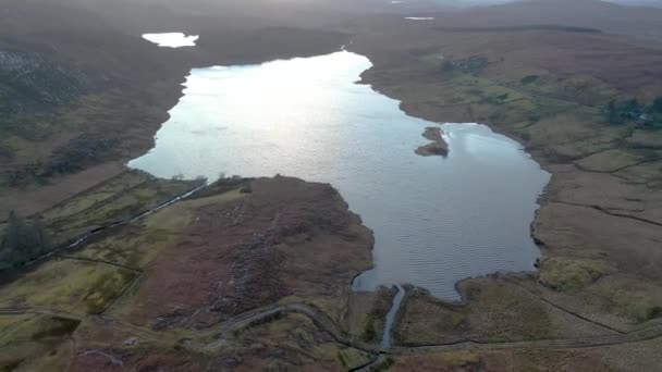 Lough Ea felett repül Ballybofey és Glenties között Donegalban (Írország) — Stock videók