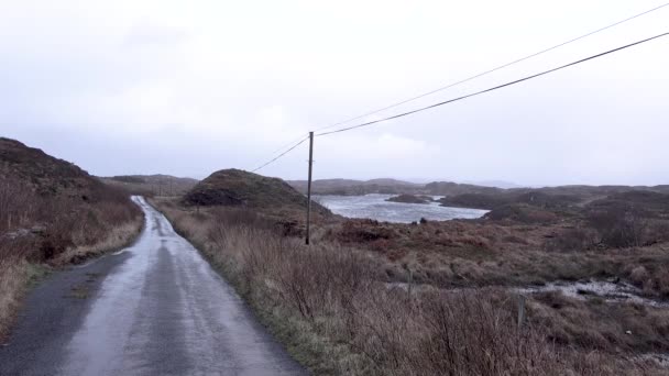 El camino desde Rossbeg a Portnoo con el lago Naran en el fondo — Vídeos de Stock