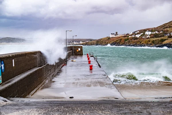 Crash des vagues océaniques à Portnoo pendant la tempête Ciara dans le comté de Donegal - Irlande — Photo