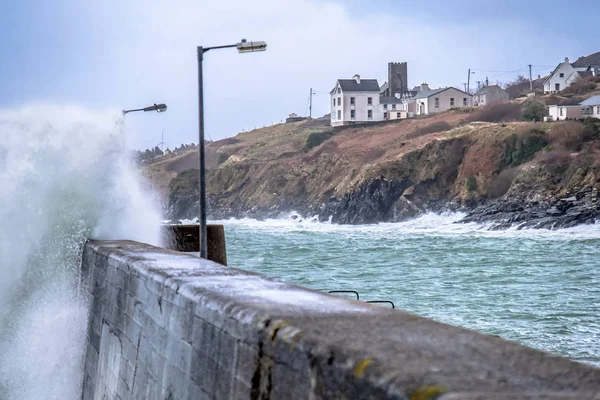 Во время шторма "Сиара" в графстве Донегал в Ирландии обрушились океанские волны — стоковое фото